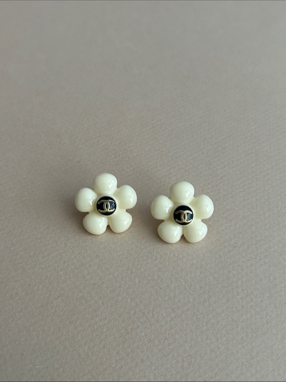 Chanel flower earrings L22